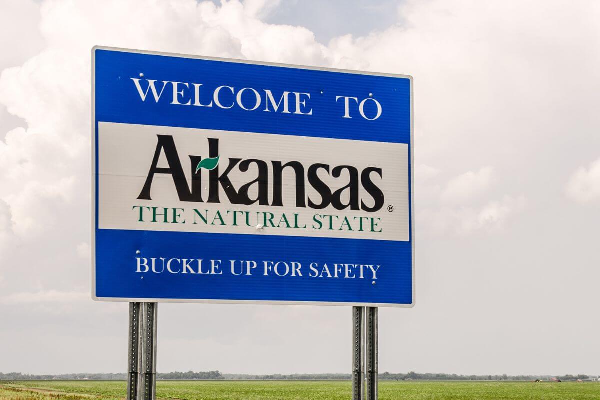 Un panneau de l'État de l'Arkansas sur la route.