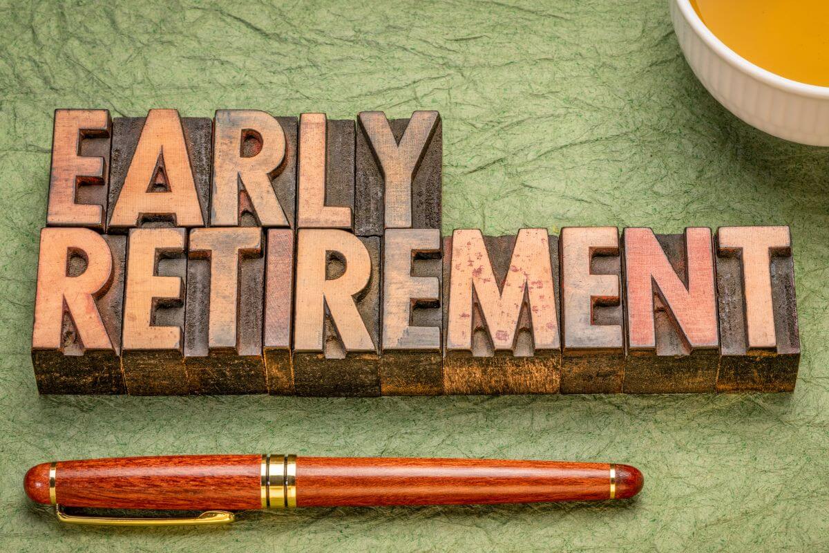 Une inscription en bois sur la retraite anticipée et un stylo.