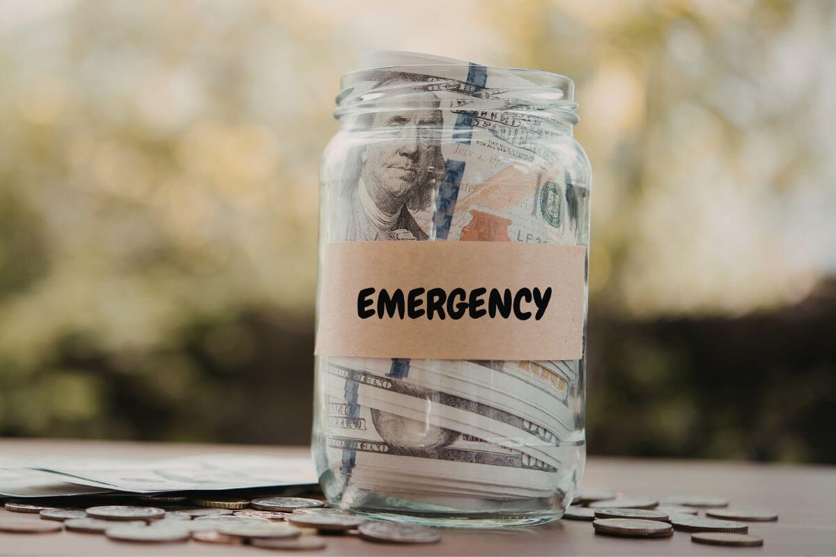 Une image d'un pot avec un fonds d'urgence.