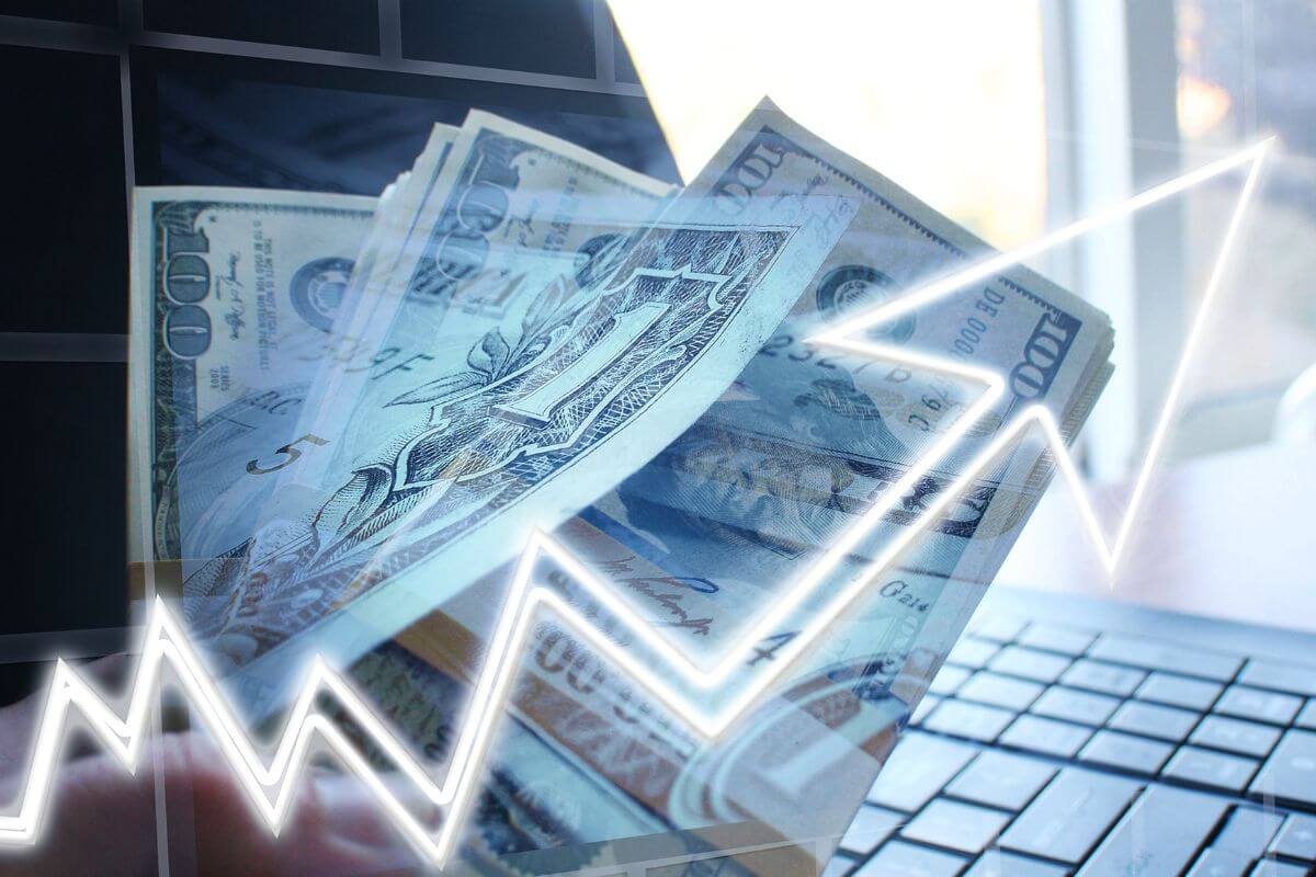 Une image montre de l'argent et un graphique de flèches.