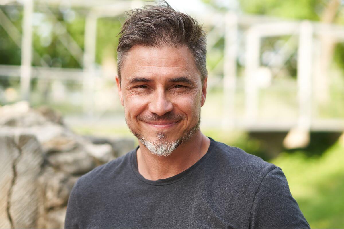 Une image montre un homme souriant.