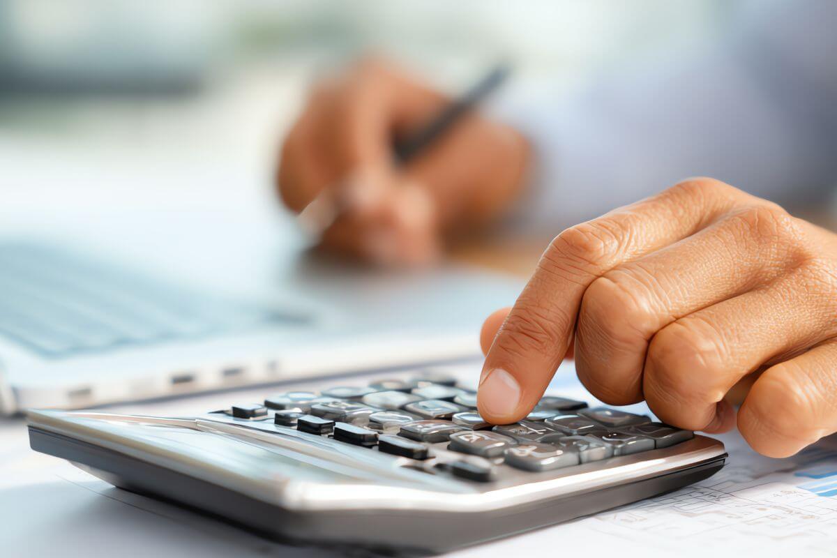 Une image montre un homme en train de calculer quelque chose.