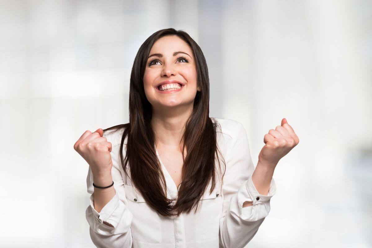 Une image d'une femme heureuse.