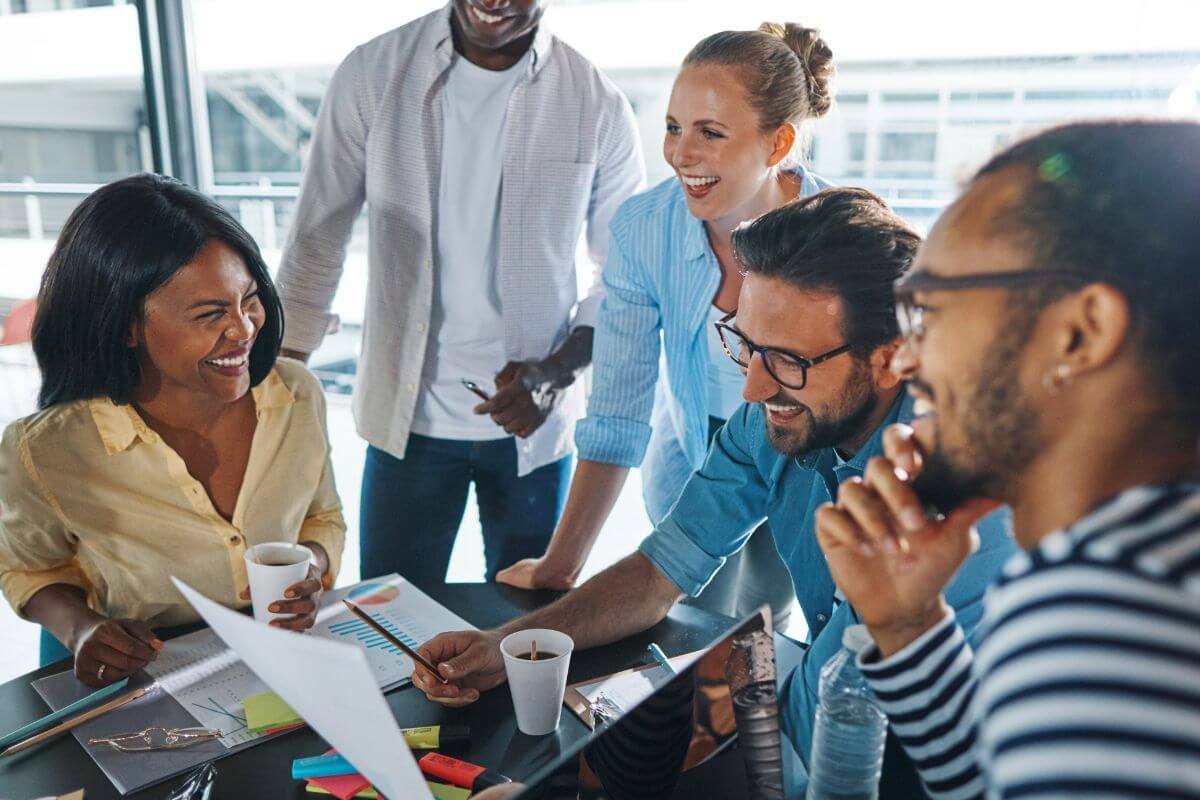 Une image montre un groupe de personnes travaillant sur quelque chose.