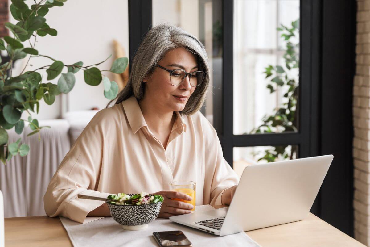 Une image montre une femme utilisant un ordinateur portable.