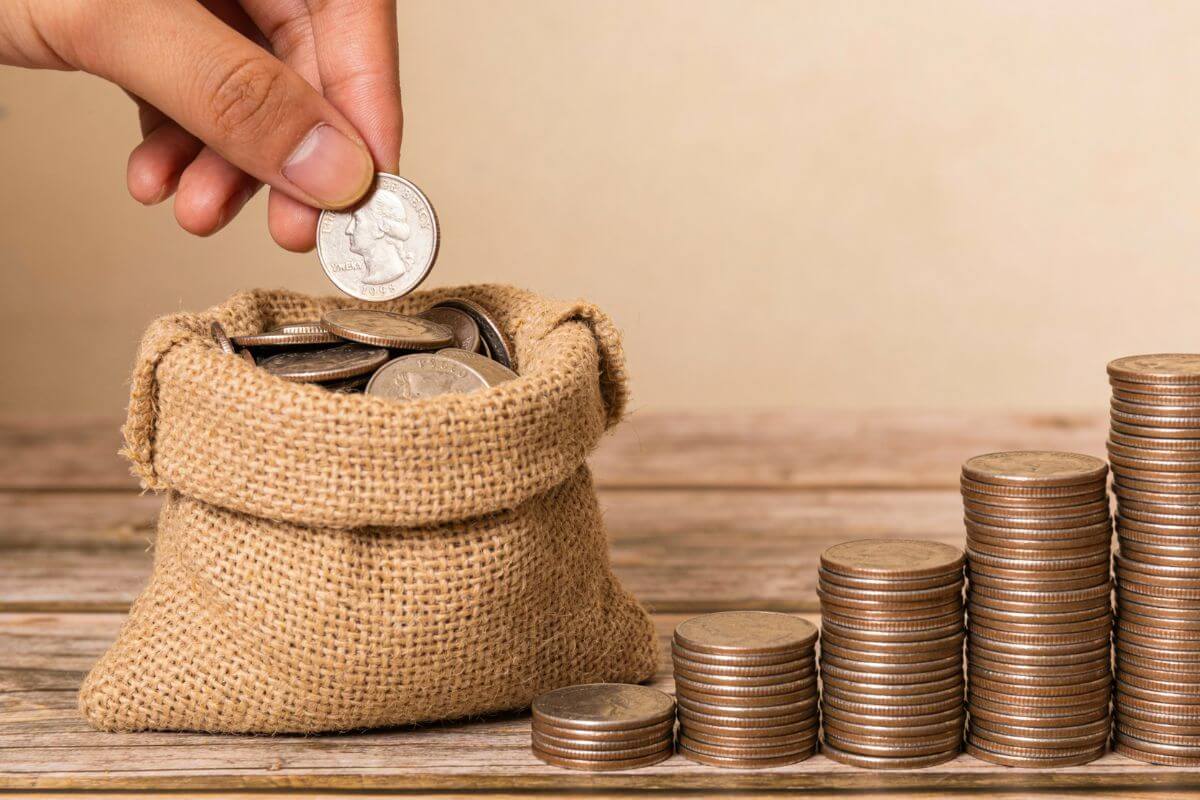 Une image d'une main de femme économisant de l'argent.