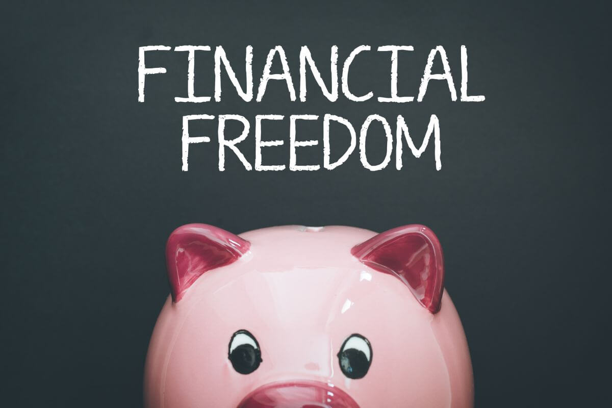 Une image d'une tirelire et du texte sur la liberté financière.