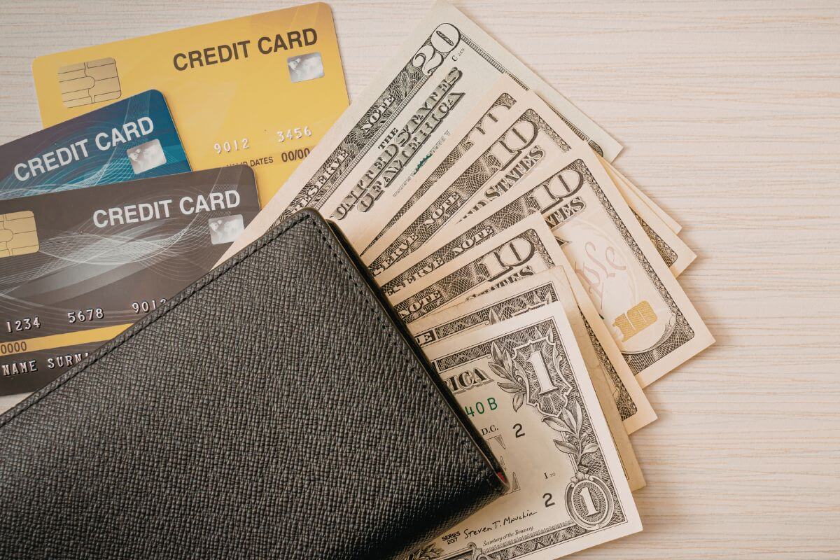 Une image de cartes de crédit et d'un portefeuille avec de l'argent.