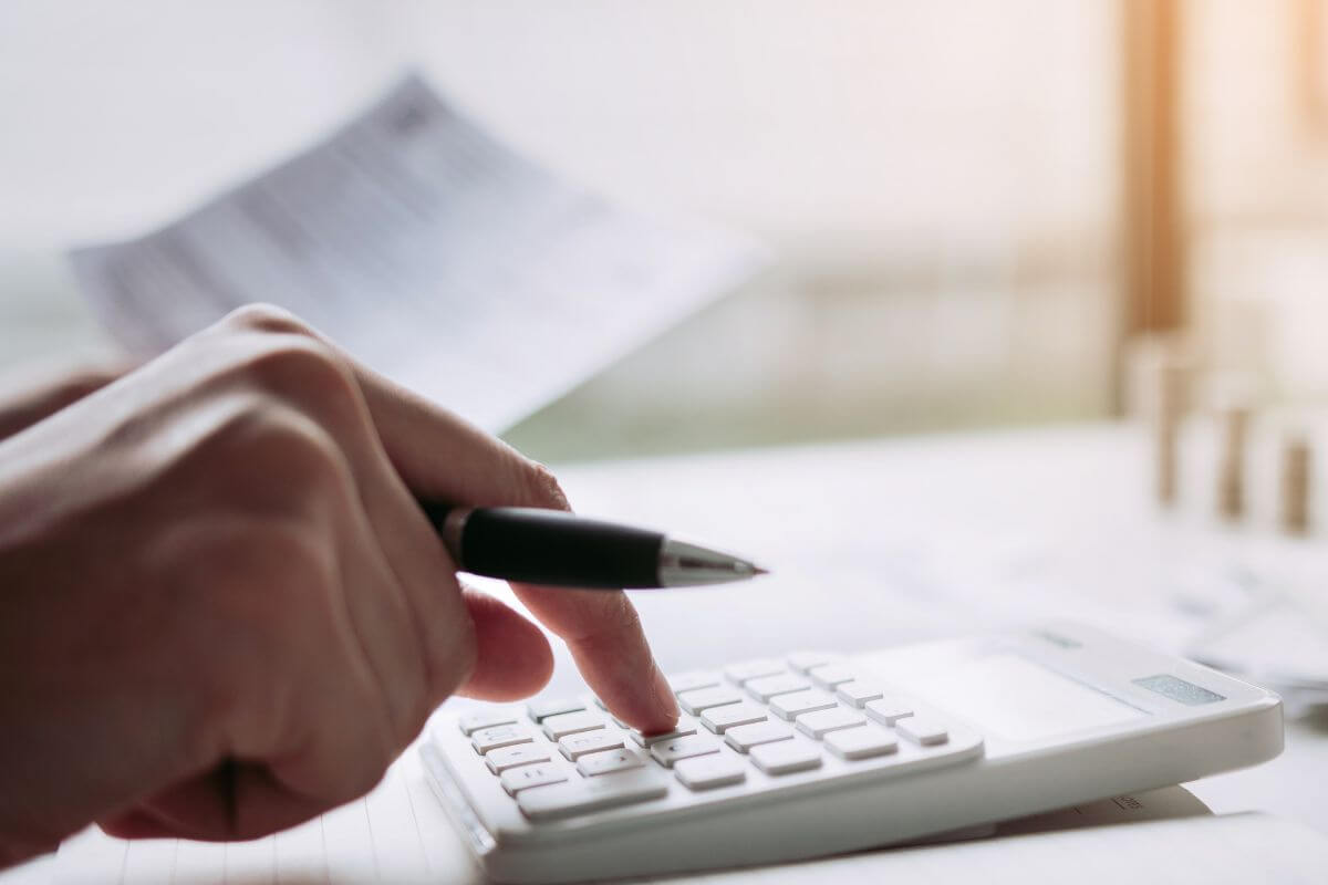 Une image montrant la main d'une femme en train de calculer.