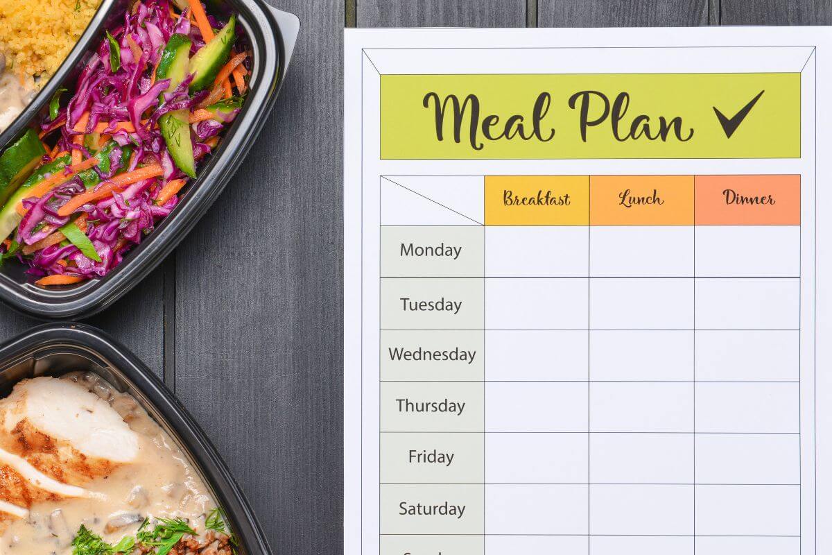 In a photo you see a piece of paper with a weekly menu.