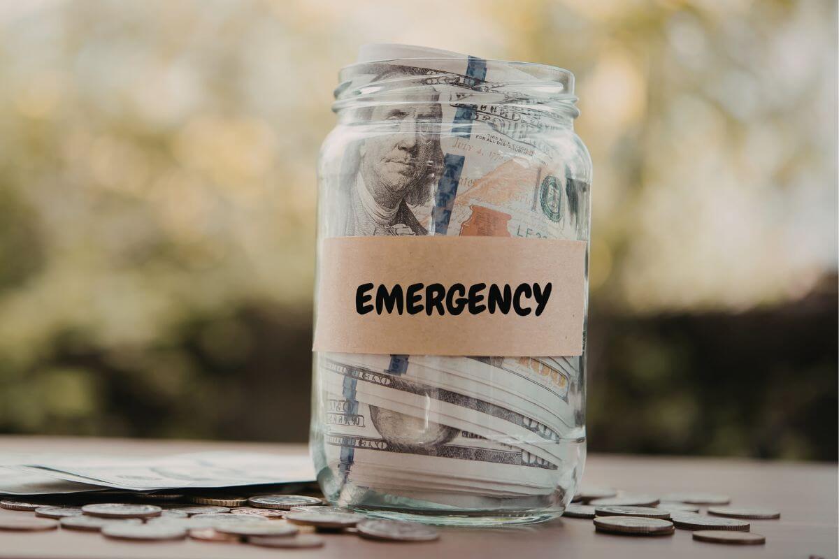 Une image d'un pot avec de l'argent et 'urgence' écrit dessus.