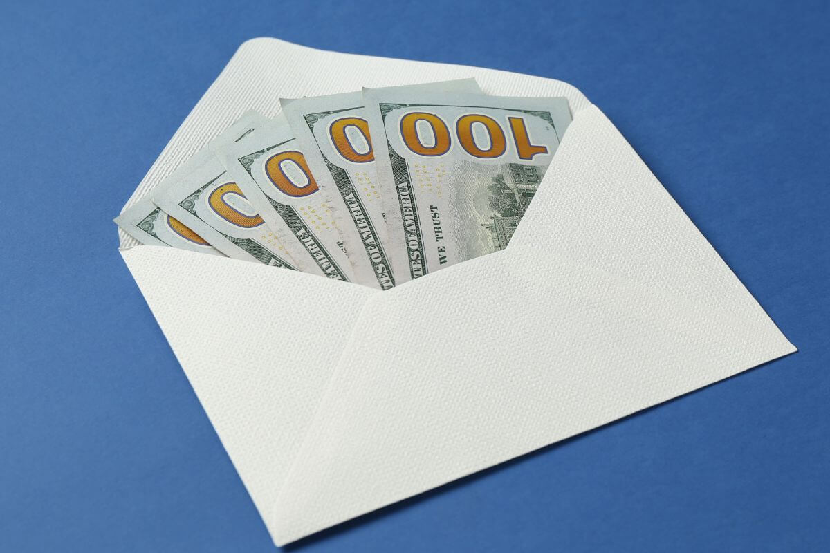 A picture shows an envelope with money.