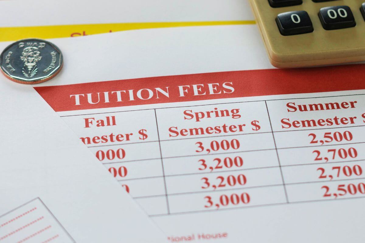 Uma imagem mostra o detalhamento das mensalidades.