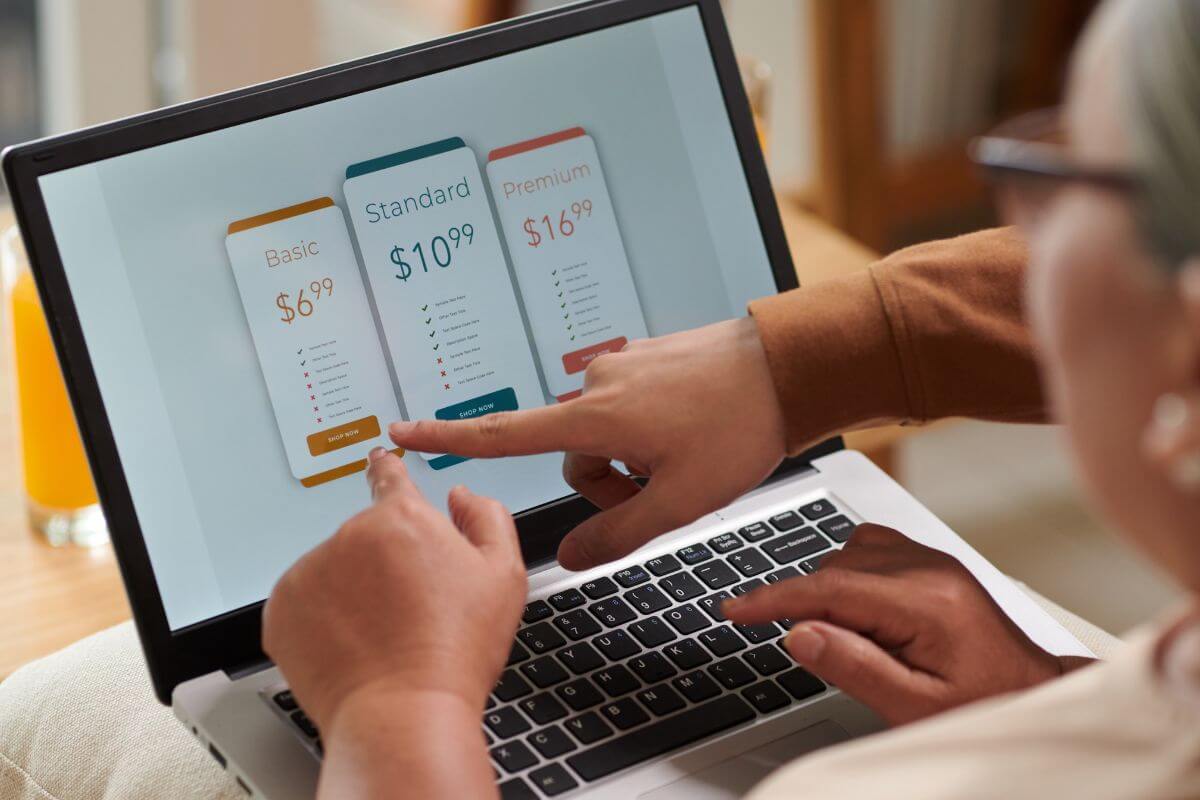 Uma foto mostra uma mulher idosa usando um laptop.