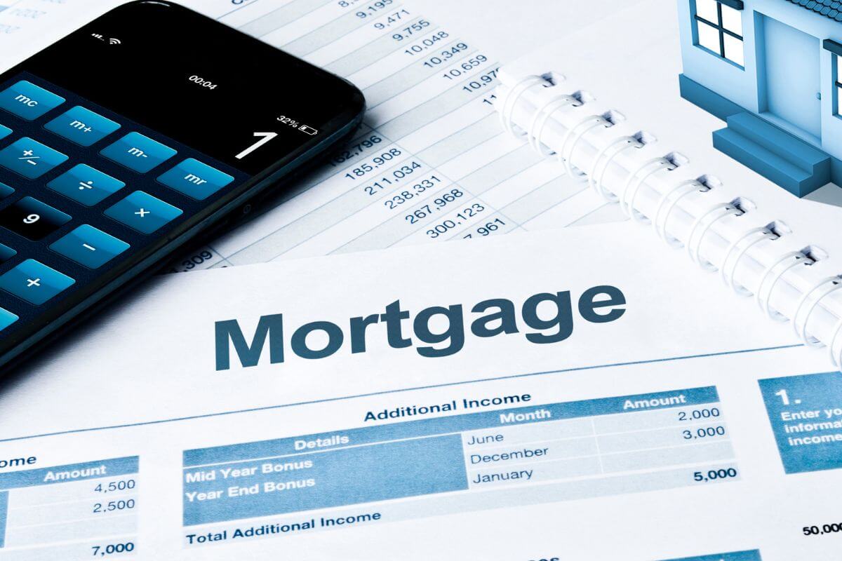 Uma imagem mostra um documento de hipoteca.