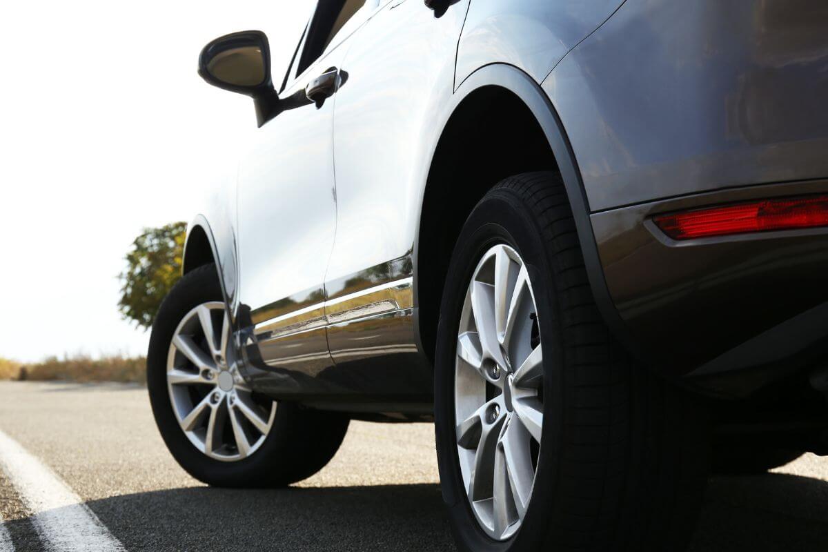 Uma imagem mostra um carro na estrada.