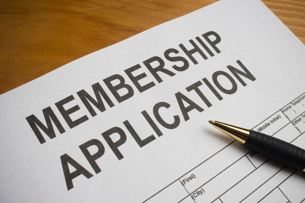 Uma imagem mostra um formulário de inscrição para adesão.