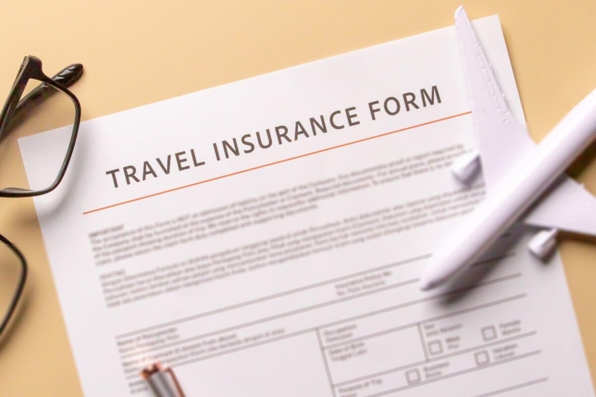 Uma imagem mostra um formulário de seguro de viagem.
