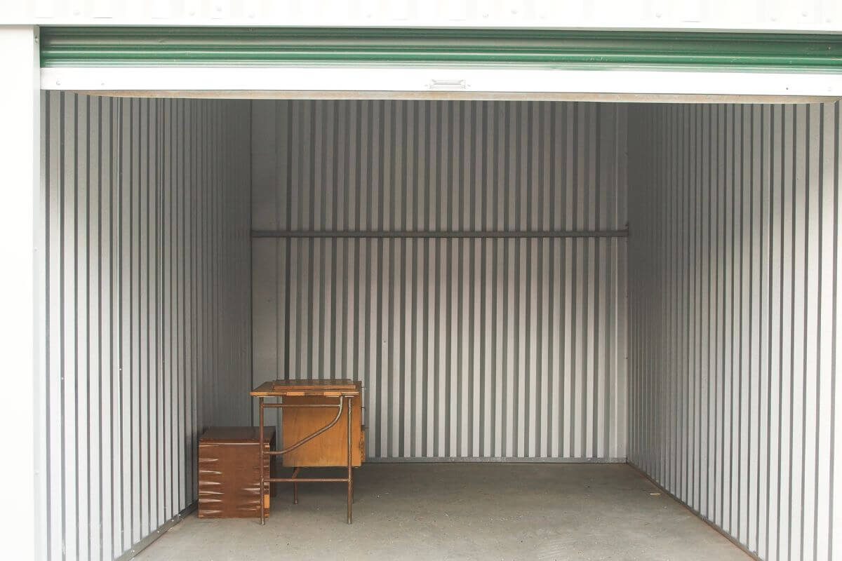 Uma imagem mostra uma unidade de armazenamento vazia.