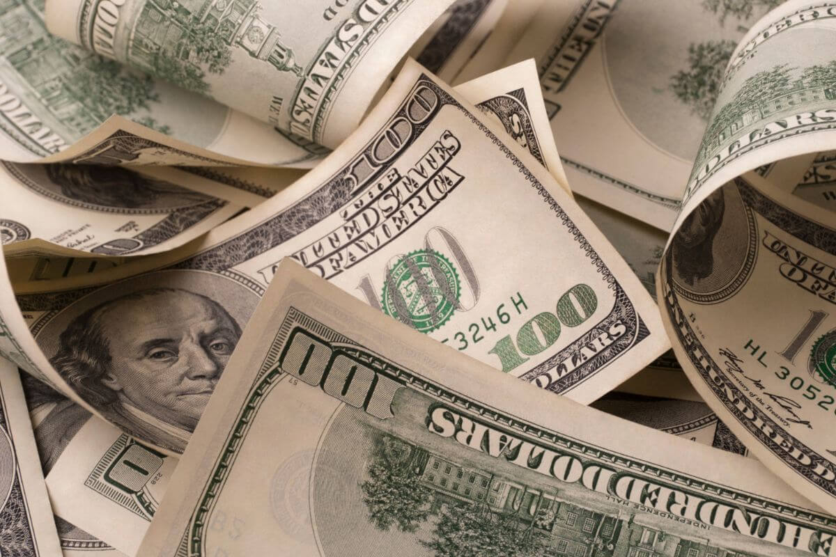 Une image montre des billets de dollars.