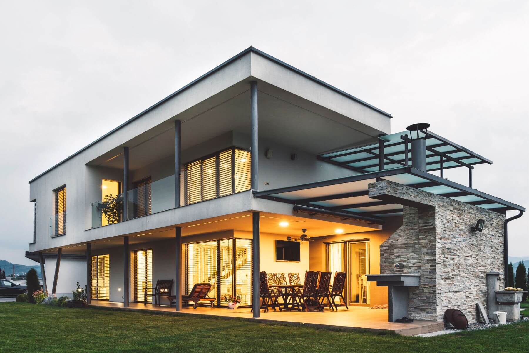 Une image montre une grande maison.