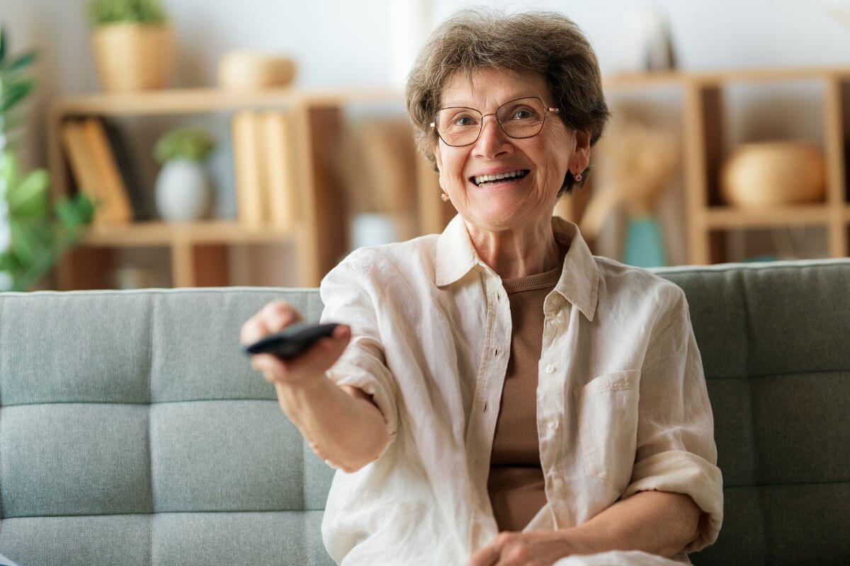 Une image d'une femme âgée regardant la télévision.