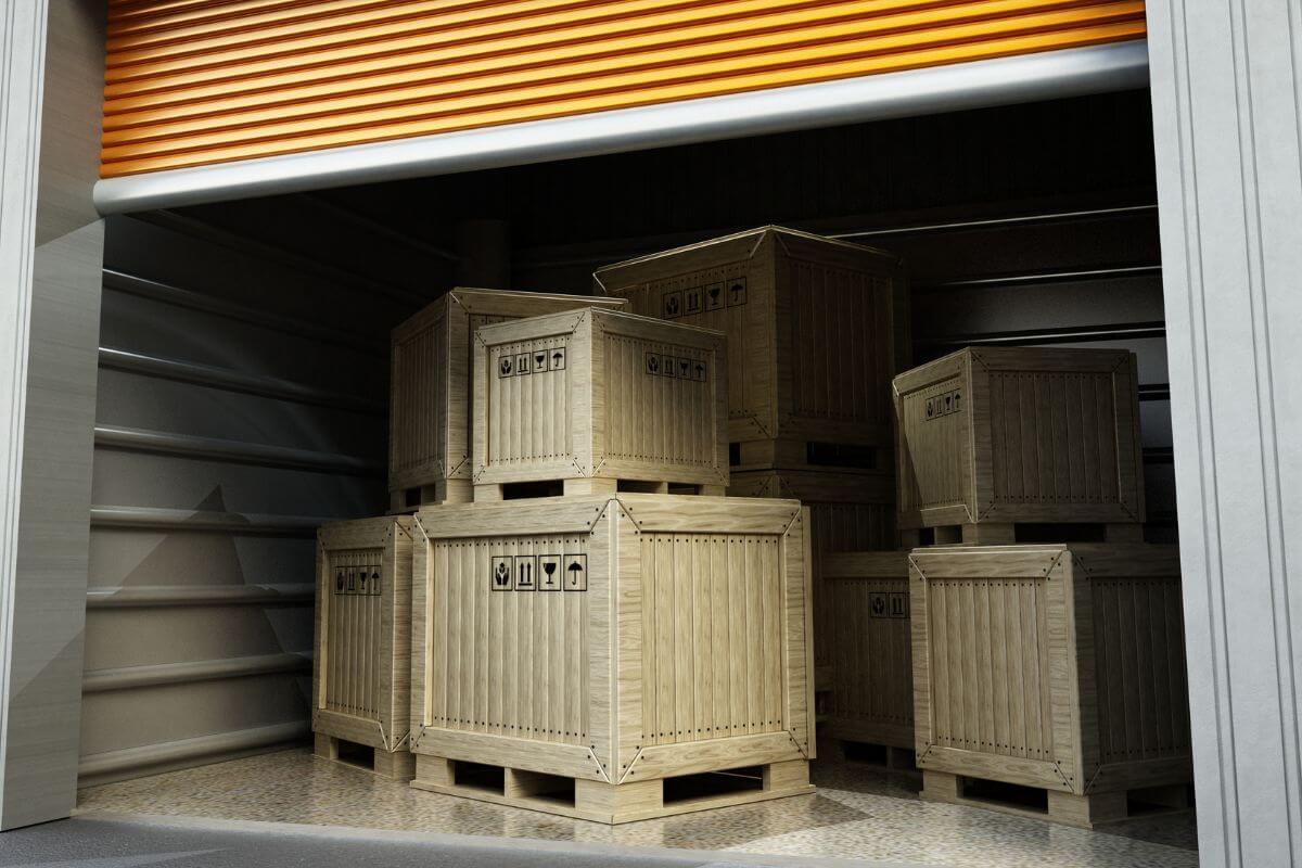 Une image montre une unité de stockage avec des cartons.