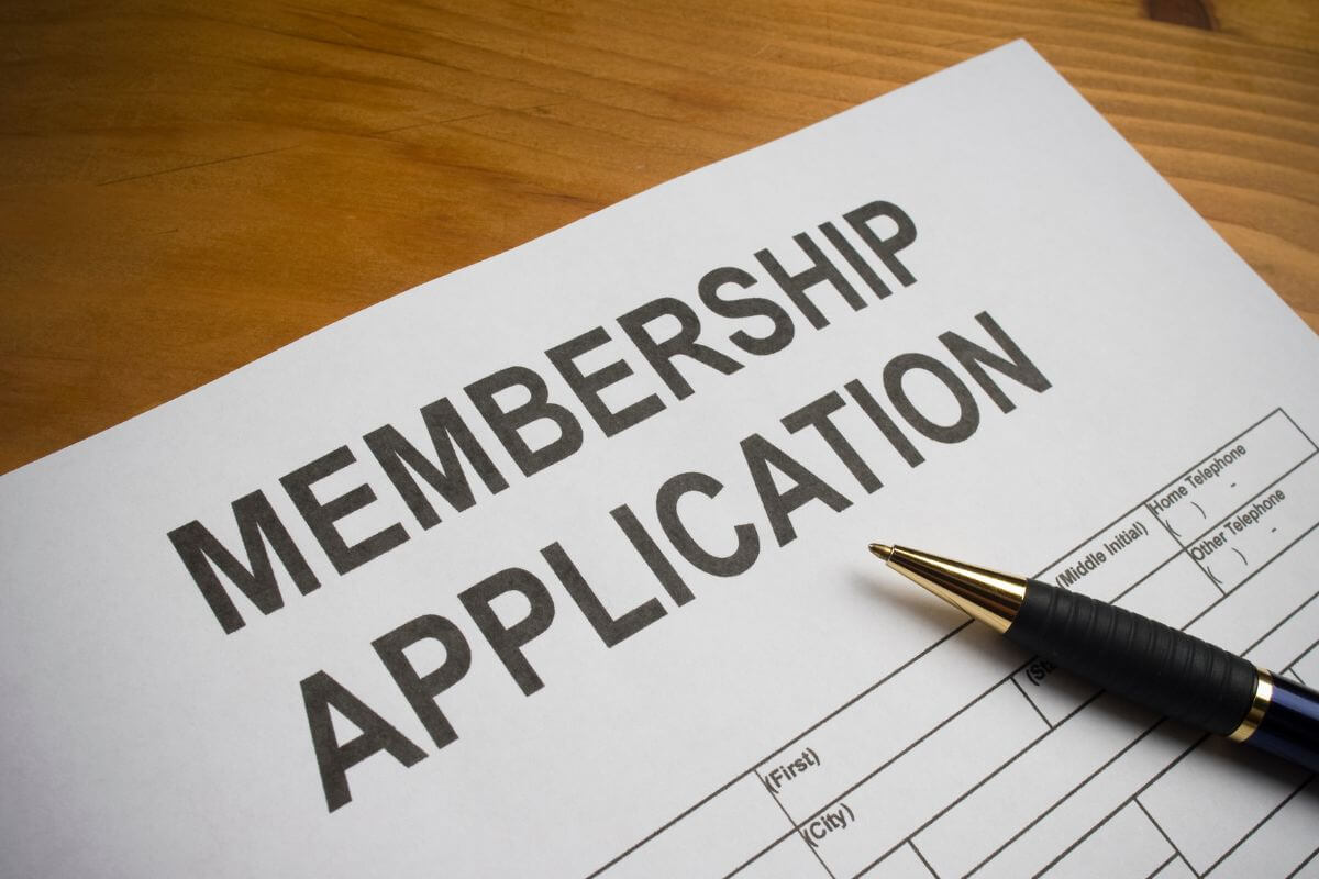 Une image montre un formulaire de demande d'adhésion.
