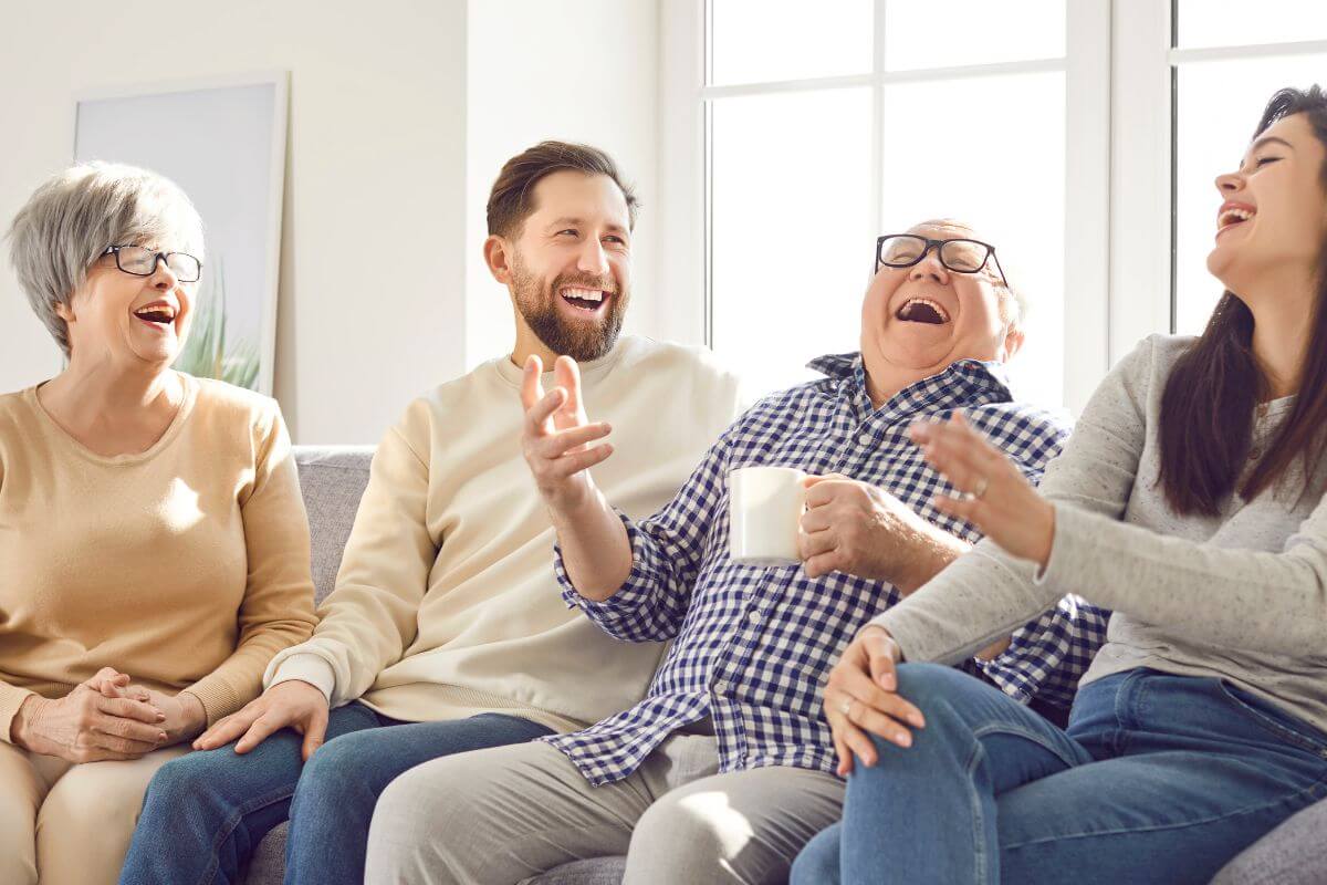 Une image montre un couple âgé avec ses enfants adultes.