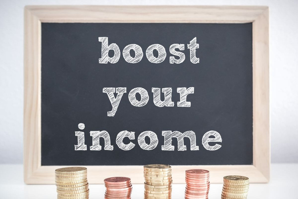 Une image montre un tableau avec 'augmentez vos revenus' écrit dessus.