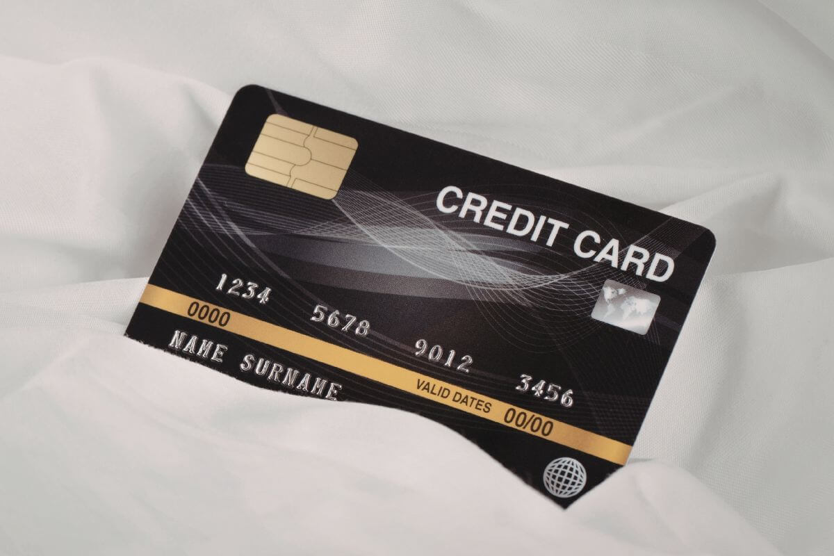 Une image montre une carte de crédit.