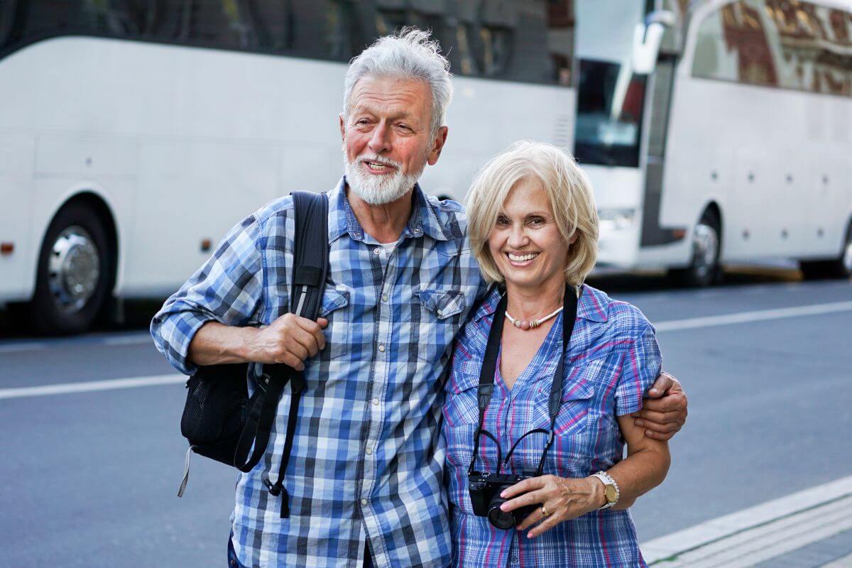 Une image montre un couple âgé en voyage.
