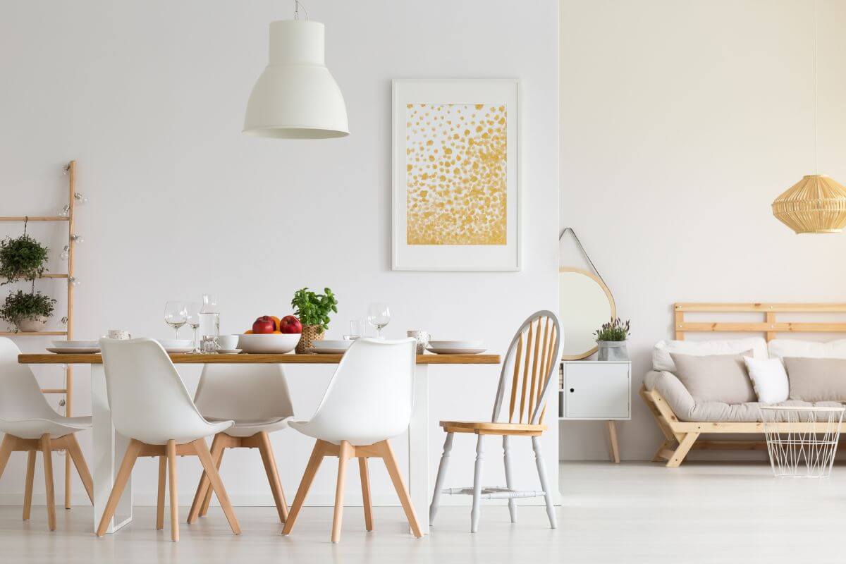 Une image montre une maison confortable.