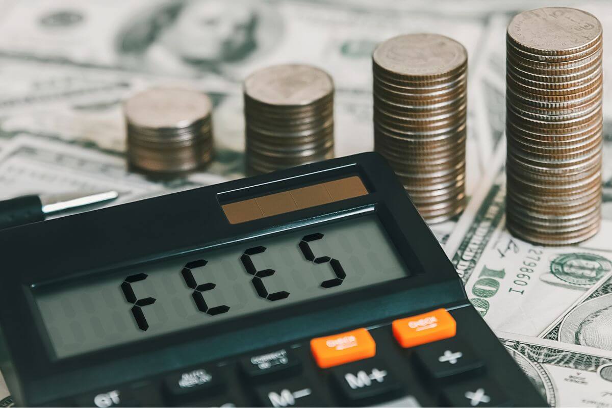 Une image montre de l'argent et une calculatrice avec des frais.