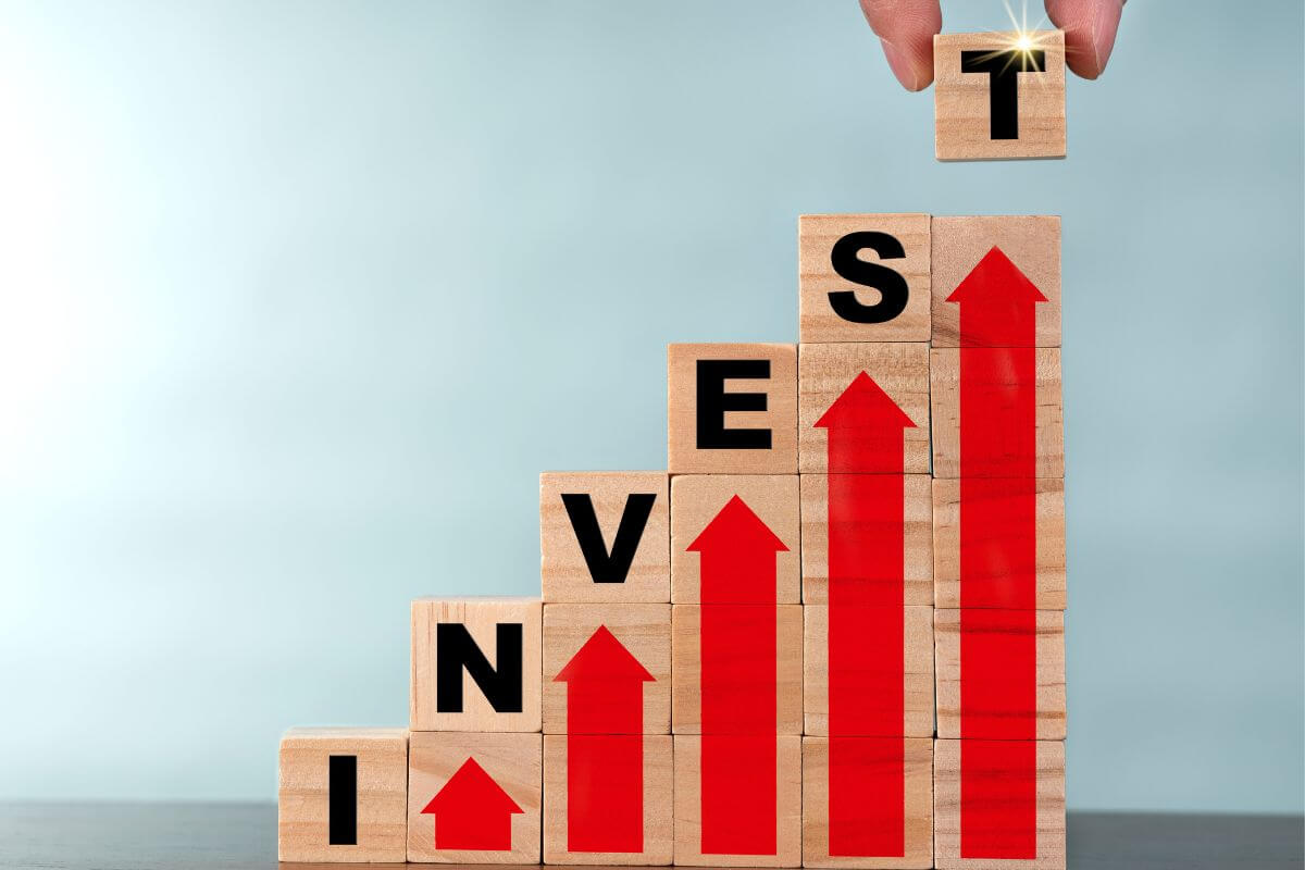 Une image de mots 'investir'.