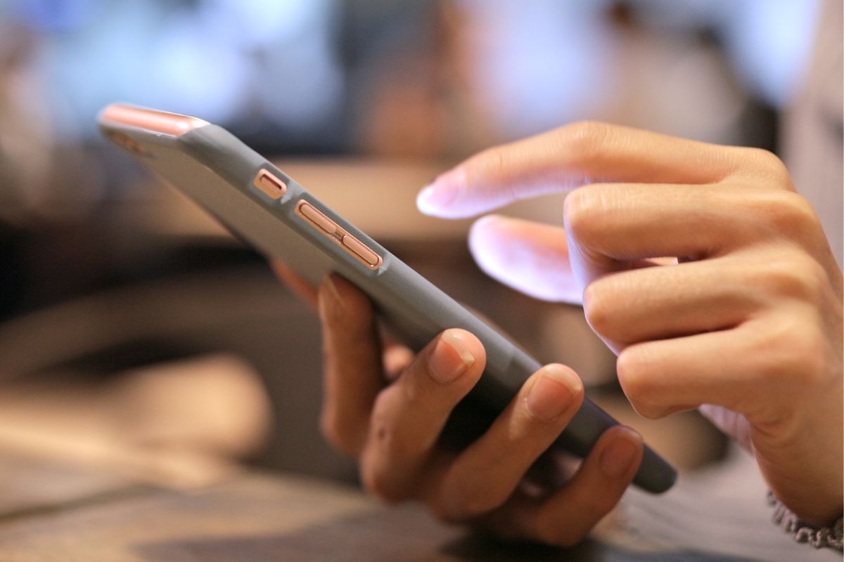 A picture shows a woman's hand holding credit cards.