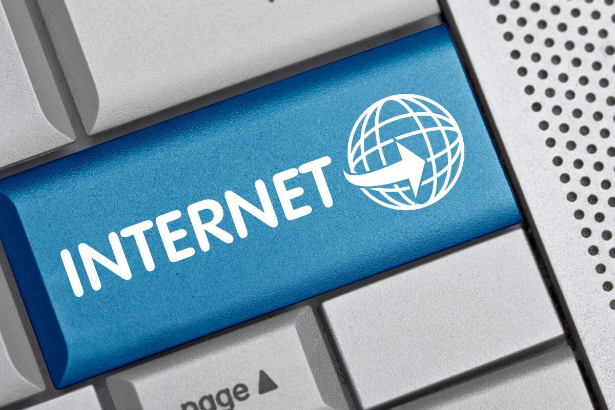 A picture of a button with an internet logo.