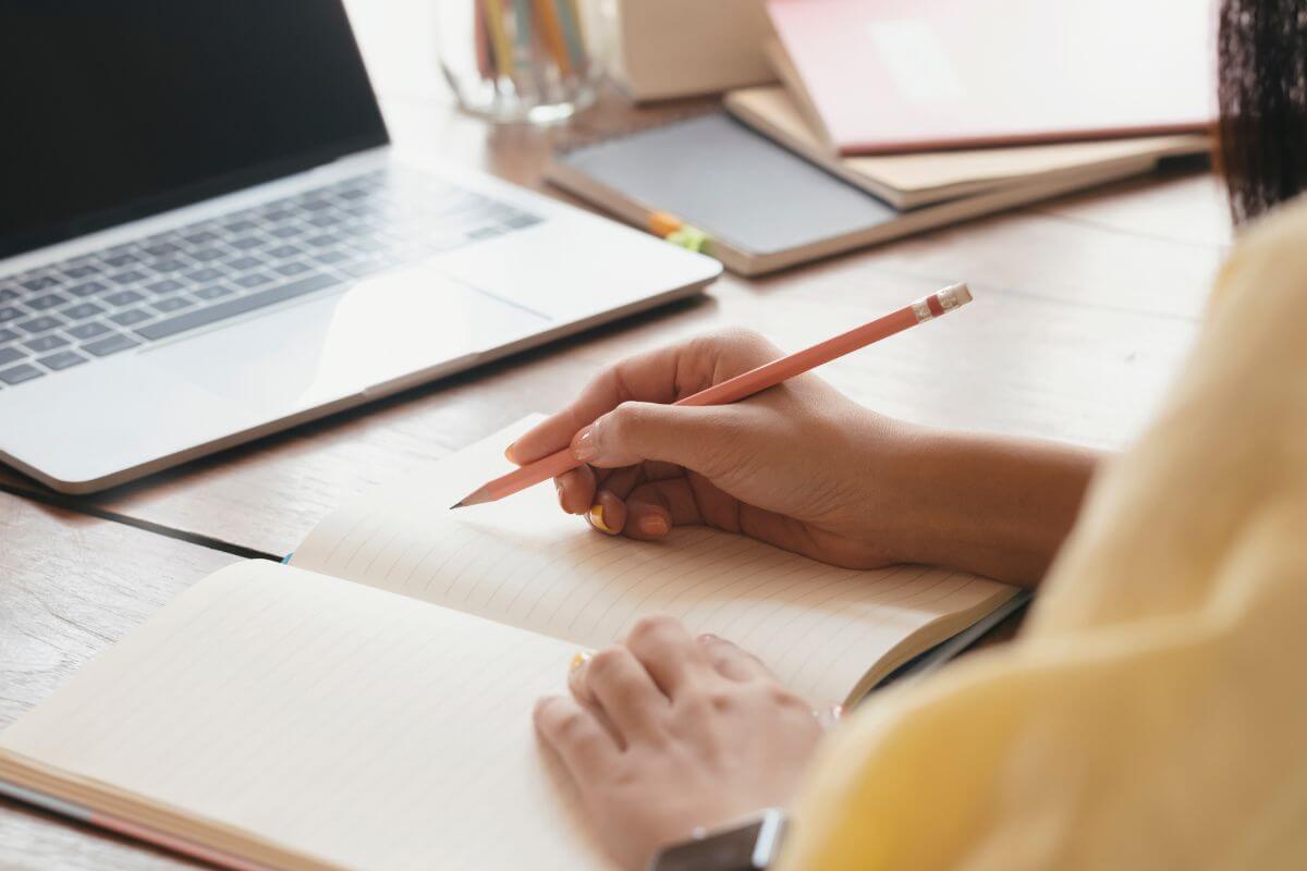 A picture of a woman taking a note.