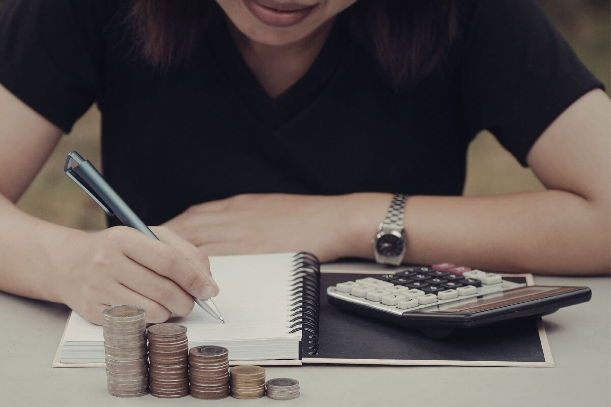 A picture of a woman making a budget.