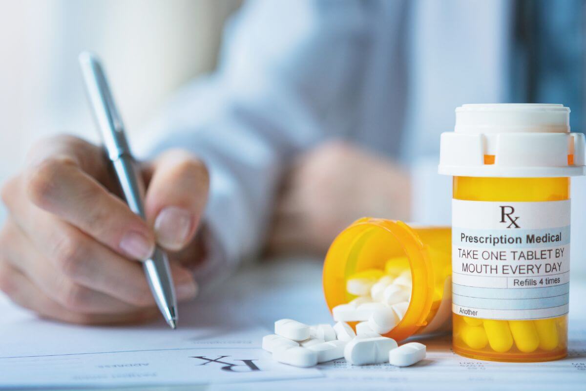 A picture shows a doctor making a prescription receipt.