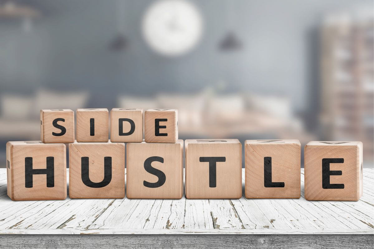 A picture of a side hustle wording.