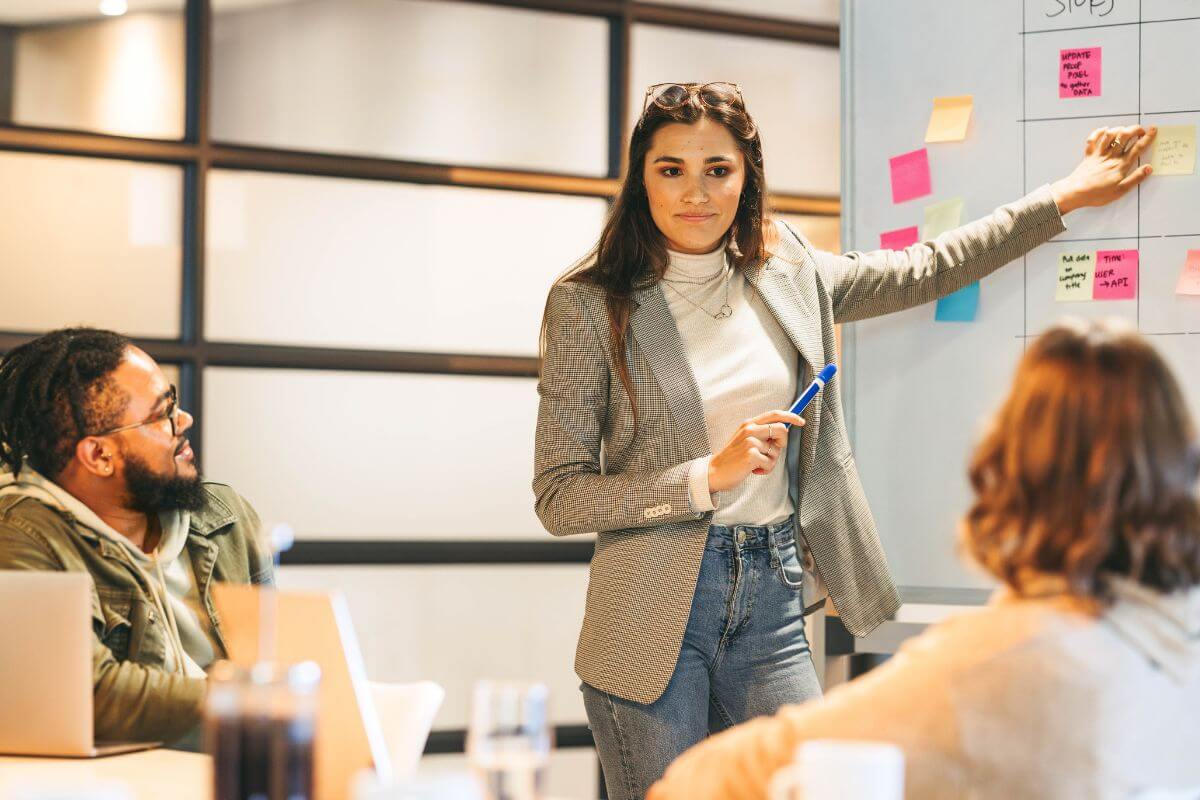 An image of a woman explaining the report to her team.
