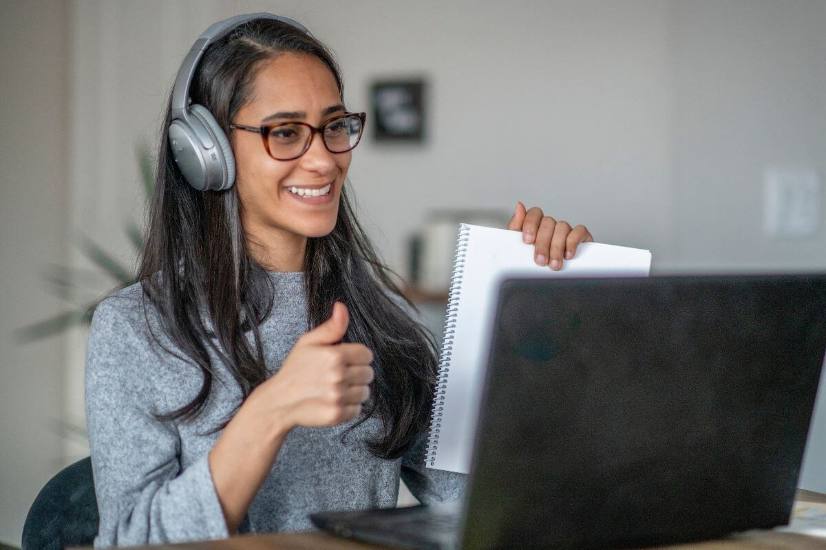 A picture of a woman teaching online.