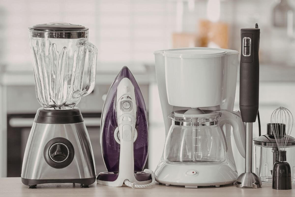 Uma imagem mostra utensílios de cozinha.