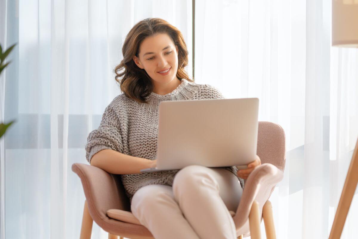 Image d'une femme utilisant un ordinateur portable.