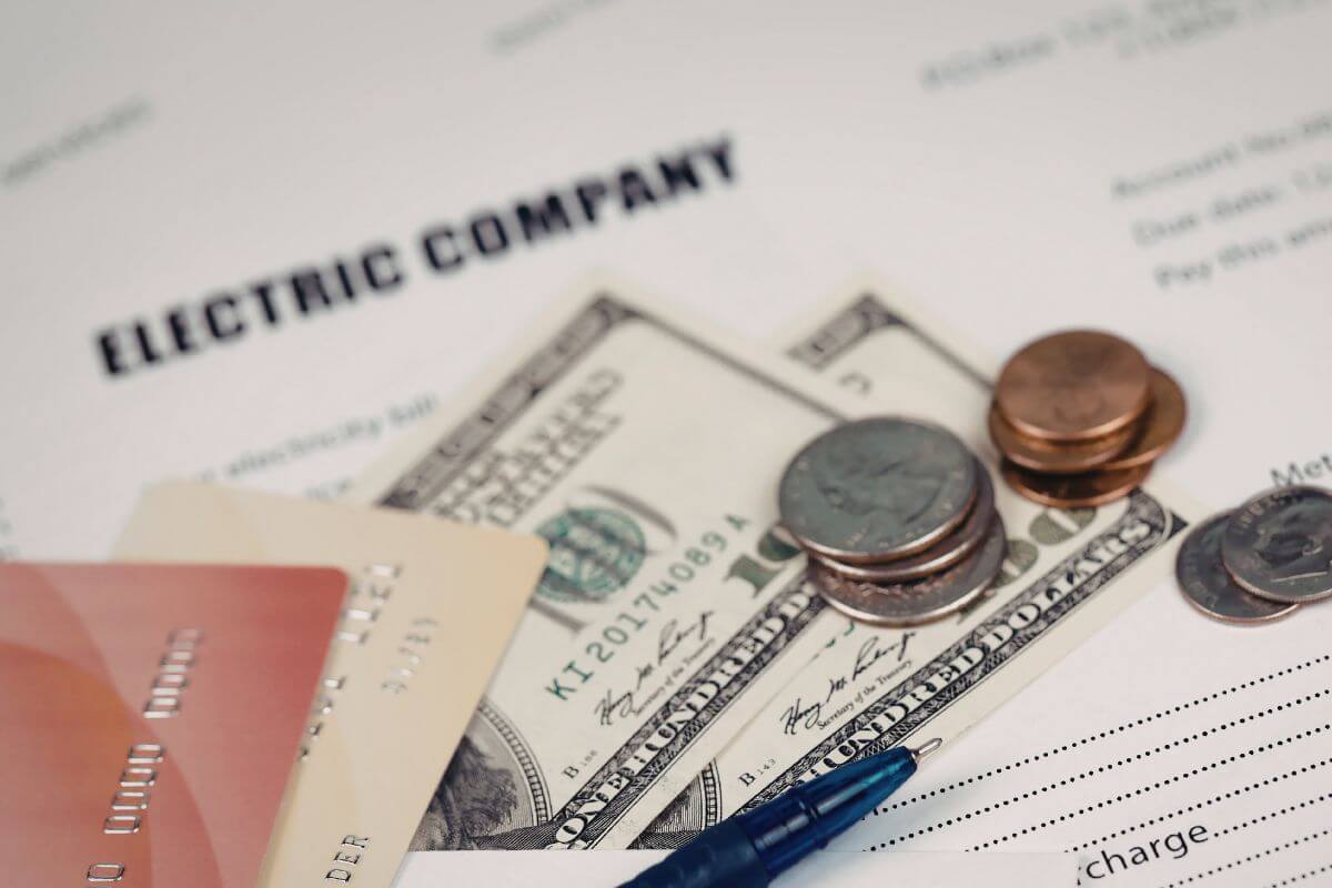 Uma imagem de uma fatura, cartões e dinheiro.