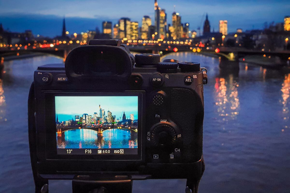 A picture shows a camera capturing the surroundings.