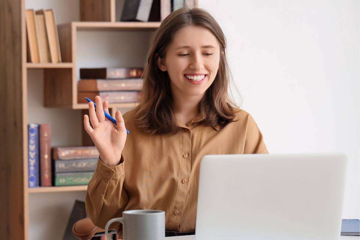 A picture of a woman tutoring online.