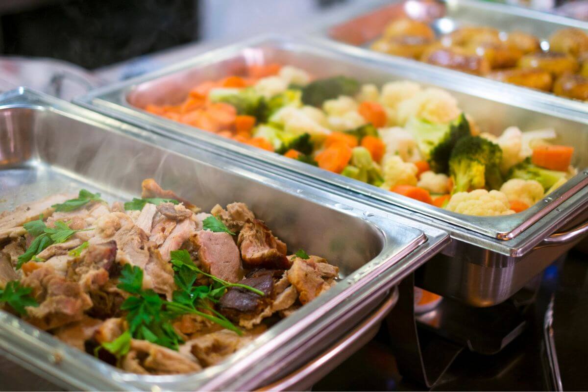 A picture shows meals in containers.