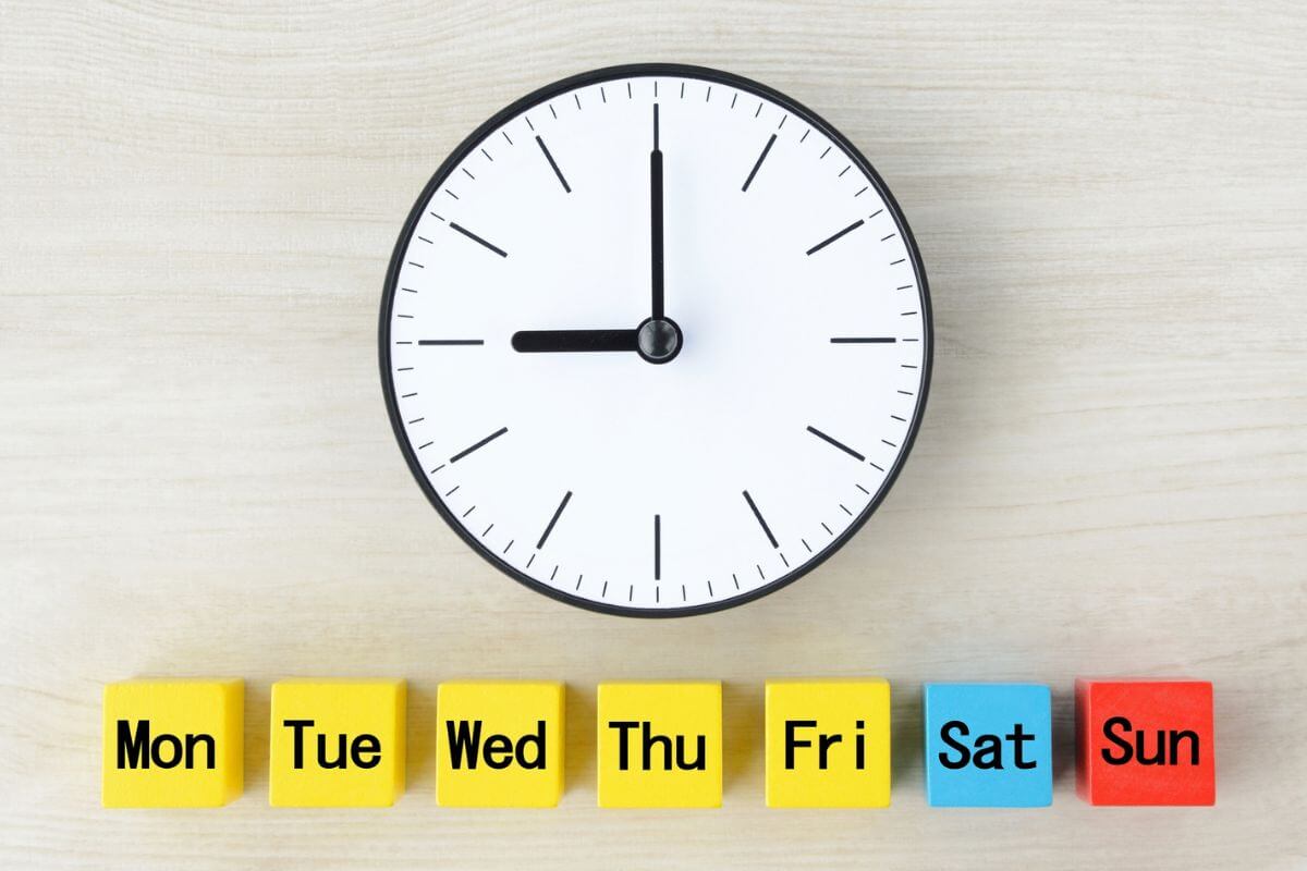 A picture shows a clock and one week's names.